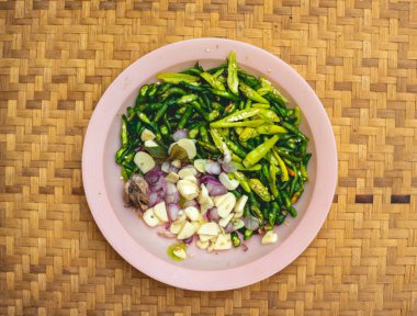 Balık malzemeli ıstaka yemekleri. Çok lezzetli ve besleyici. Genellikle Java 'lılar tarafından yapılan yemekler.