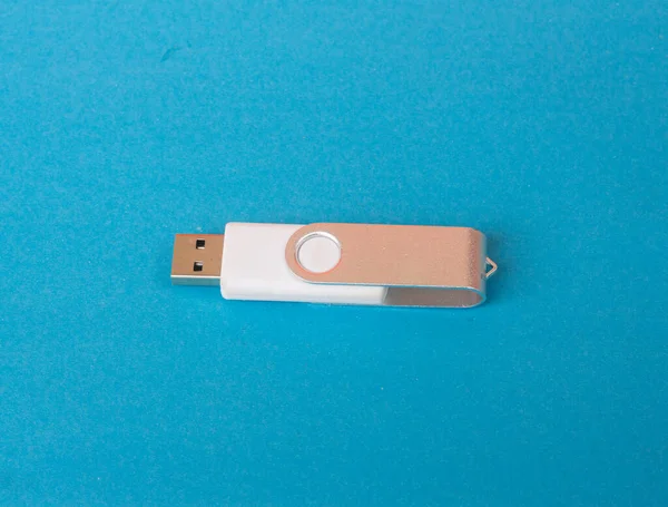 Taşınabilir harici veri depolama için bilgisayar donanımı. Çok çekici renklere sahip flaş disk. İş, iş, eğitim için uygun.