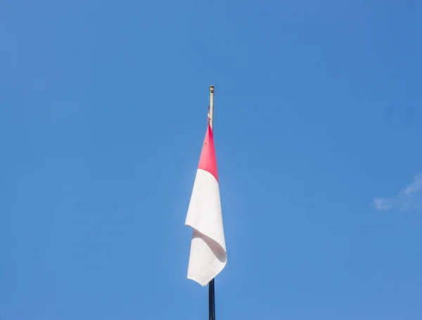 Foto Van Indonesische Staatsvlag Wapperend Blauwe Lucht Deze Rode Witte — Stockfoto