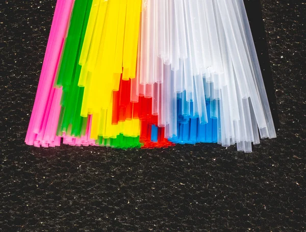 Çekici bir renkte plastik pipet. Her ikisi de içecek ürünlerinin yanı sıra plastik atıklara ilişkin çevresel sorunlar için kullanılır..