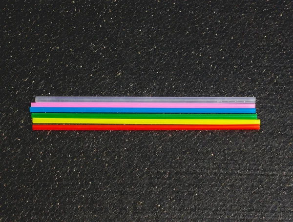 Çekici bir renkte plastik pipet. Her ikisi de içecek ürünlerinin yanı sıra plastik atıklara ilişkin çevresel sorunlar için kullanılır..