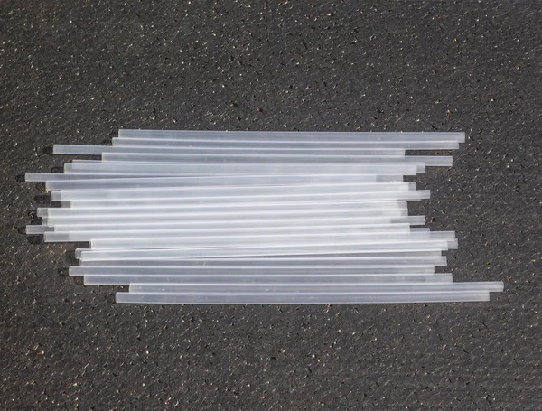 Çekici bir renkte plastik pipet. Her ikisi de içecek ürünlerinin yanı sıra plastik atıklara ilişkin çevresel sorunlar için kullanılır..