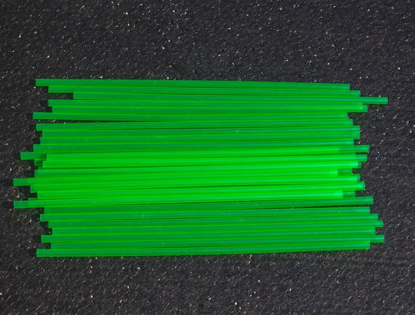 Çekici bir renkte plastik pipet. Her ikisi de içecek ürünlerinin yanı sıra plastik atıklara ilişkin çevresel sorunlar için kullanılır..