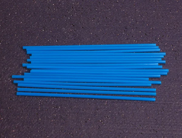 Çekici bir renkte plastik pipet. Her ikisi de içecek ürünlerinin yanı sıra plastik atıklara ilişkin çevresel sorunlar için kullanılır..