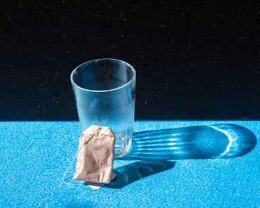 Sabahları çay yapmak için malzemeler ve aletler çok basittir. Çay bazlı içecek ürünleri için kullanılabilir. Çay içmek vücuda rahatlık verebilir..