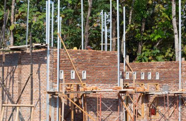 Ev yapım aşamasında. Minimalist kavramlara ve tasarımlara sahip sabit yerleşim komplekslerinin hazırlanması için malzemeler. Bir emlak işi için çok iyi..