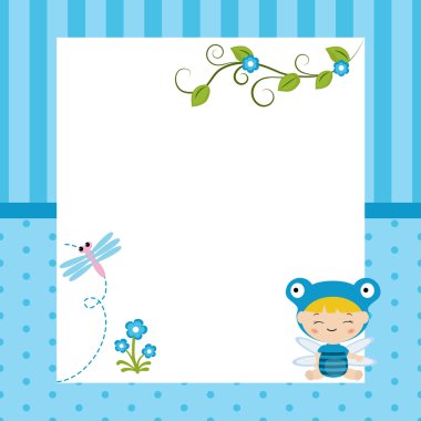 Büyük parça kağıt ile mutlu bebek