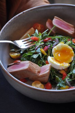 Ton balığı salatası roka yumurtası ve domates.
