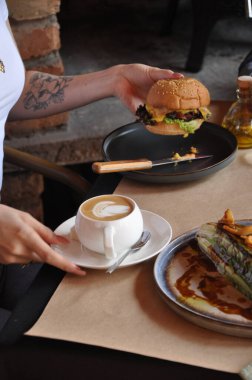 Restoranda ya da yaz terasında çizburger ve kahveyle kahvaltı. 
