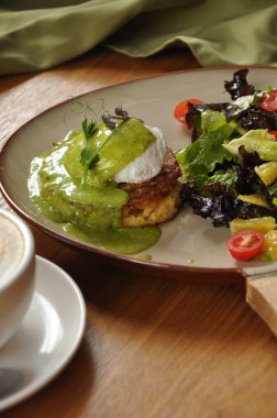 Bir restoranda yaz kahvaltısı, masada haşlanmış yumurta, salata ve kahve. 