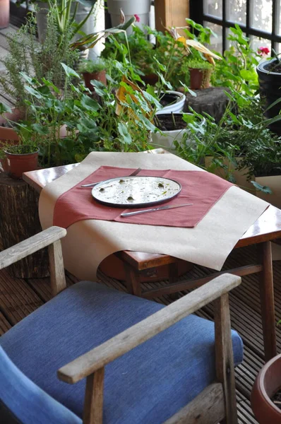ホワイトソースのカルパッチョ テーブルの上のイタリア料理店のオリーブ テーブルの上のカルパッチョのプレート 牛肉カルパッチョ レストランの人々 フレーム内の手 — ストック写真