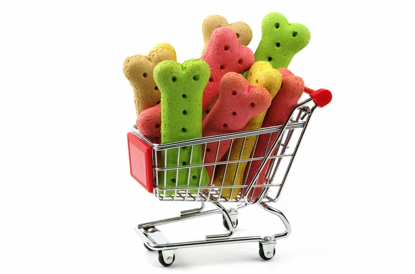 Biscoitos de cão coloridos em um carrinho de compras — Fotografia de Stock