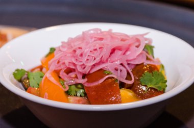 Taze salata domates ve turşu soğan ile