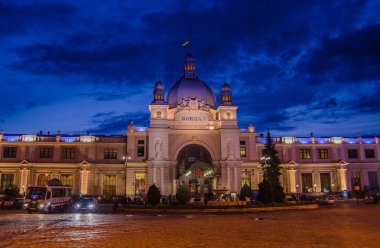 Dramatik gökyüzü altında Merkezi Lviv tren istasyonu