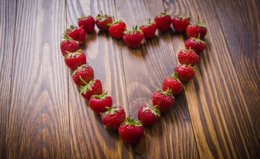 Taze kırmızı çilek kalp formunda yalan. Üstten Görünüm.