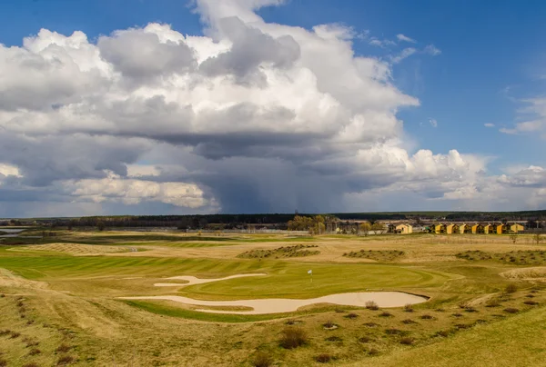Golf club üzerinde dramatik gökyüzü