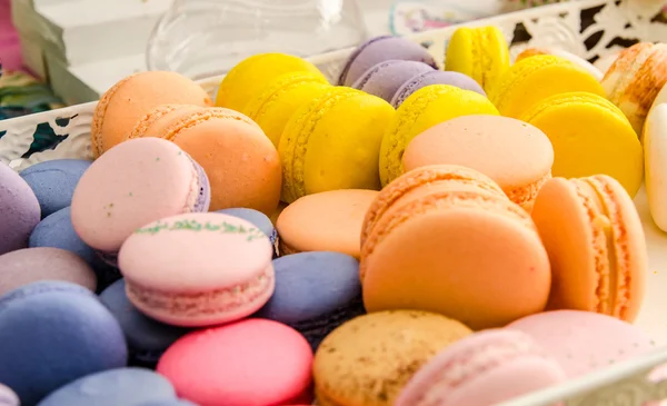 Tatlı renkli macaroons çeşitli