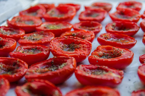 Frische Tomaten werden bald trocken — Stockfoto