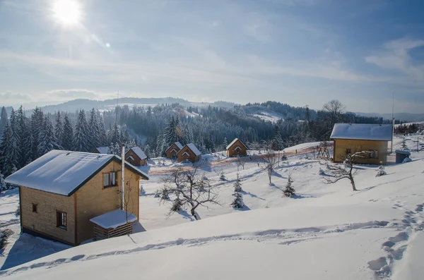 Lumineux jour d'hiver haut dans les montagnes — Photo