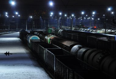 Tren raylarında yük trenleri