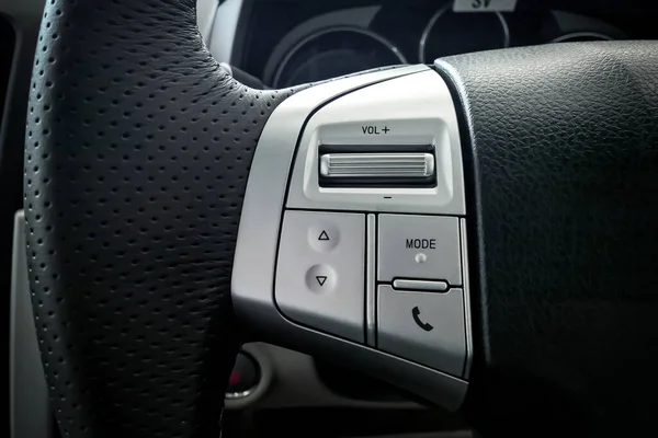 汽车方向盘上的音响控制按钮 — 图库照片