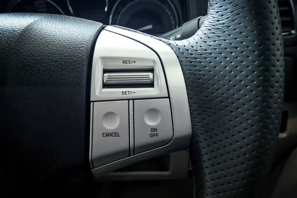 汽车方向盘上的巡航控制按钮 — 图库照片