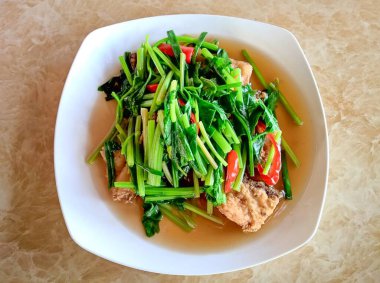 Beyaz tabakta kızarmış kereviz balığı.