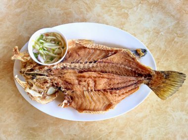 Balık soslu ve baharatlı mango soslu balık kızartması.