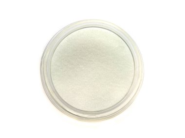 Beyaz arka planda cam bir şişedeki şekerin üst görüntüsü