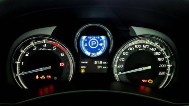 Arabanın torpido gözünde hız göstergesi, takometre, ısıölçer, yakıt göstergesi, trip mil ölçer, emniyet kemeri uyarı ışığı, dönüş sinyal göstergesi, kapı açık uyarı ışığı, pil uyarı lambası var.