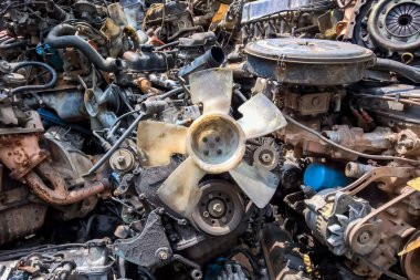 İkinci el pazarında kullanılmış araba parçaları, motor ve motor.