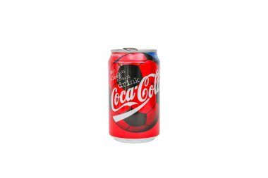 Bangkok, Tayland 15 Ekim 2017: Coca-Cola kutusu beyaz arkaplanda futbol resmi
