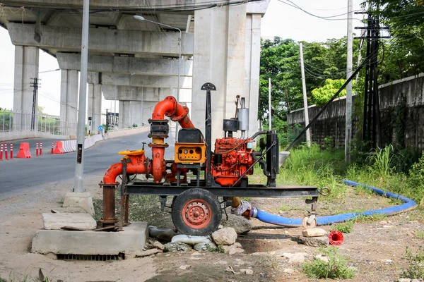 Bomba Água Móvel Está Sendo Bombeada Área Inundada Para Dreno — Fotografia de Stock