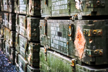 Tahta cephane kutusunu kapatın.