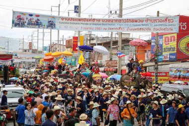 Sukhothai, Tayland - 7 Nisan 2018 Sri Satchanalai Bölgesi 'nde fil geçit töreni geleneği. Turist ve birçok insan Songkran festivalinden önce izlemeye ve eğlenmeye gelir..