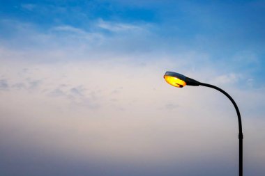 Alacakaranlık gökyüzü ile kutup sokak lambası.