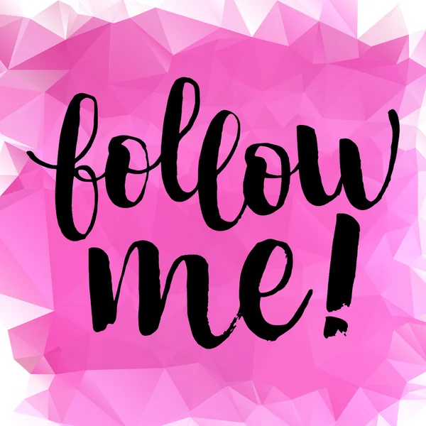 Hand getekende zwarte inkt borstel belettering "follow me!" op roze triang — Stockvector