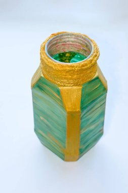 Altın ve kırmızı cam kahve kavanozuyla boyanmış. Renkli bir vazo olduğu ortaya çıktı..