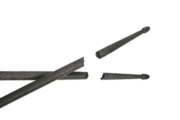 Две сломанные черные барабанные палочки, изолированные на белом — стоковое фото