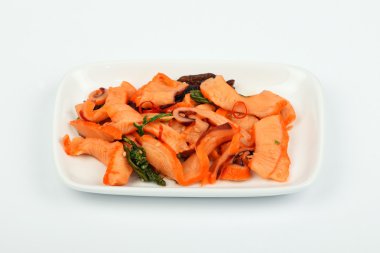 Deniz ürünleri beyaz tabakta kalamar salatası