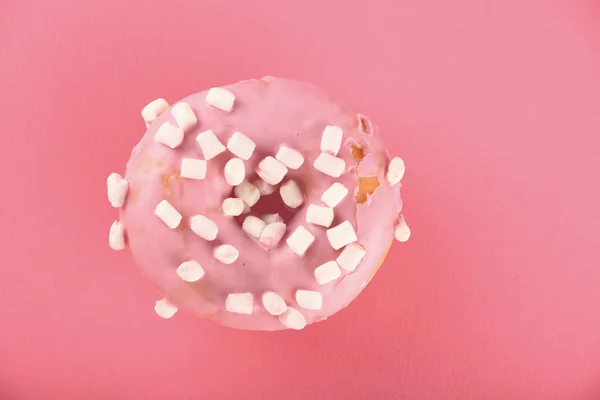 Donut con esmalte rosa y malvavisco —  Fotos de Stock