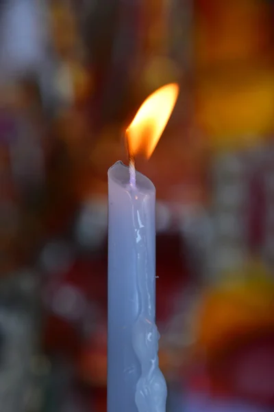 Flamme de bougie de fusion blanche dans le temple ou l'église — Photo