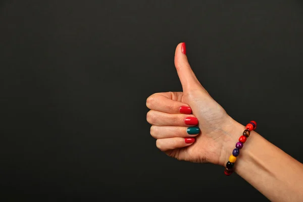 Mulher mão mostra polegar acima gesto sobre preto — Fotografia de Stock