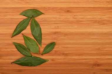 Akdeniz defnesi bambu ahşap tahta üzerinde yapraklar