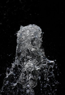 Çeşme su akışı ve damla üzerinde siyah