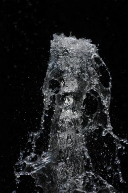 Çeşme su akışı ve damla üzerinde siyah