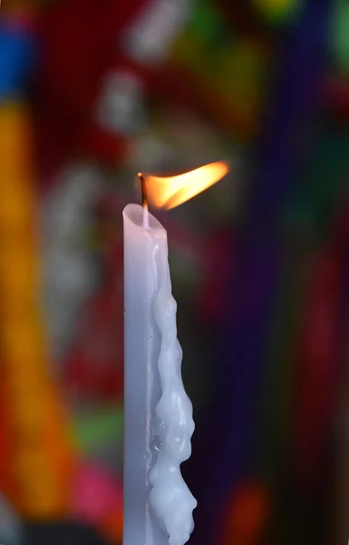 Flamme de bougie de fusion blanche dans le temple ou l'église — Photo