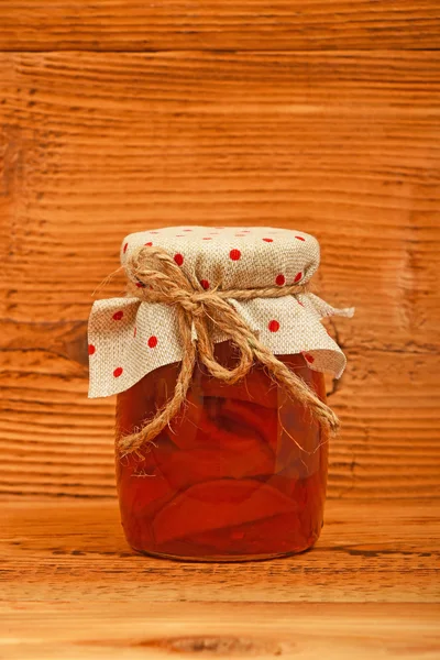 Ein Glas Quittenmarmelade im Vintage-Holz — Stockfoto