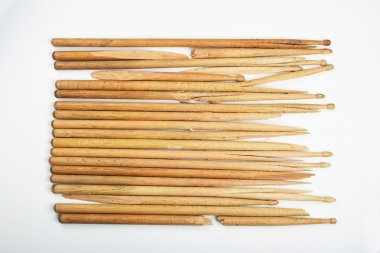 Eski ahşap ızgara üzerinde gri kırık