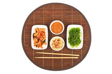 Bambu hasır üzerinde iki deniz ürünleri salatası